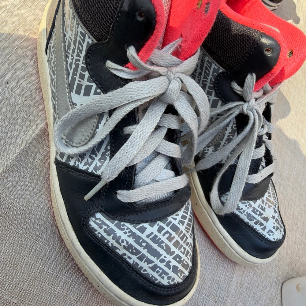 Nike Kids High-Top Sneakers in Black, Gray & Pink